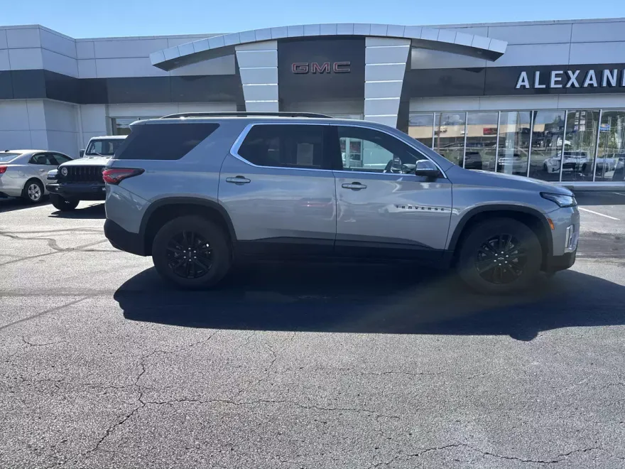 2023 Chevrolet Traverse Cloth 1LT photo 1