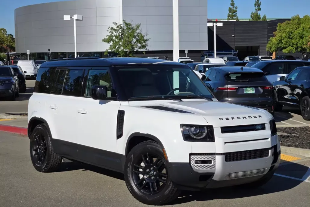 2023 Land Rover Defender SE photo 1