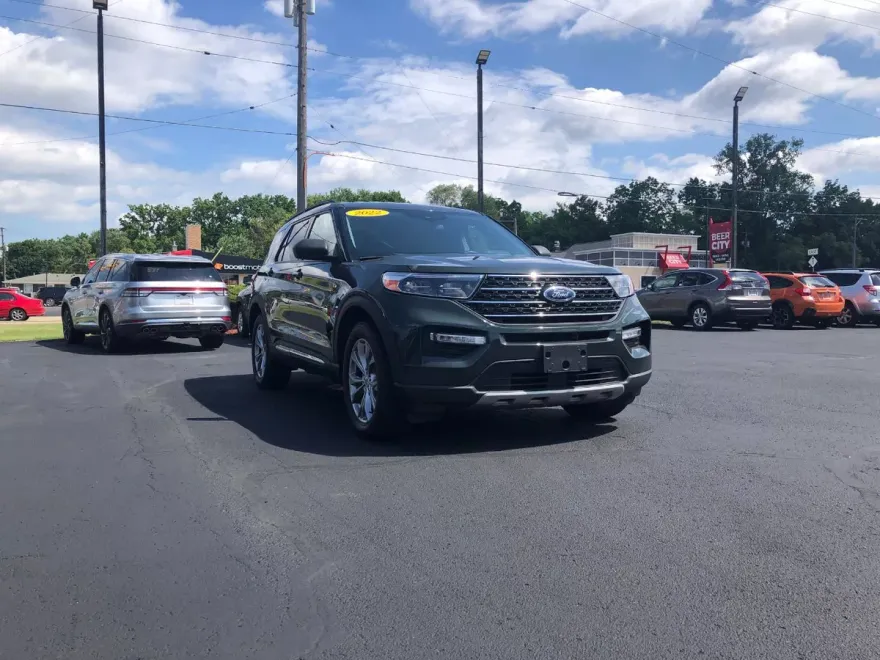 2022 Ford Explorer XLT photo 1