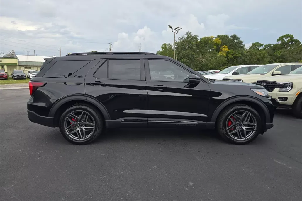 2025 Ford Explorer ST photo 1
