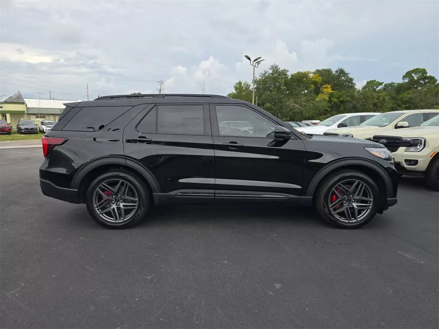 2025 Ford Explorer ST photo 1