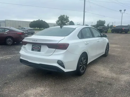 2023 Kia Forte LXS photo 4