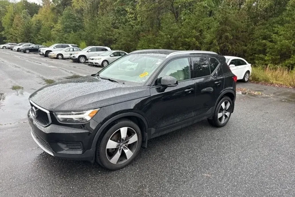 2020 Volvo XC40 T5 Momentum photo 1