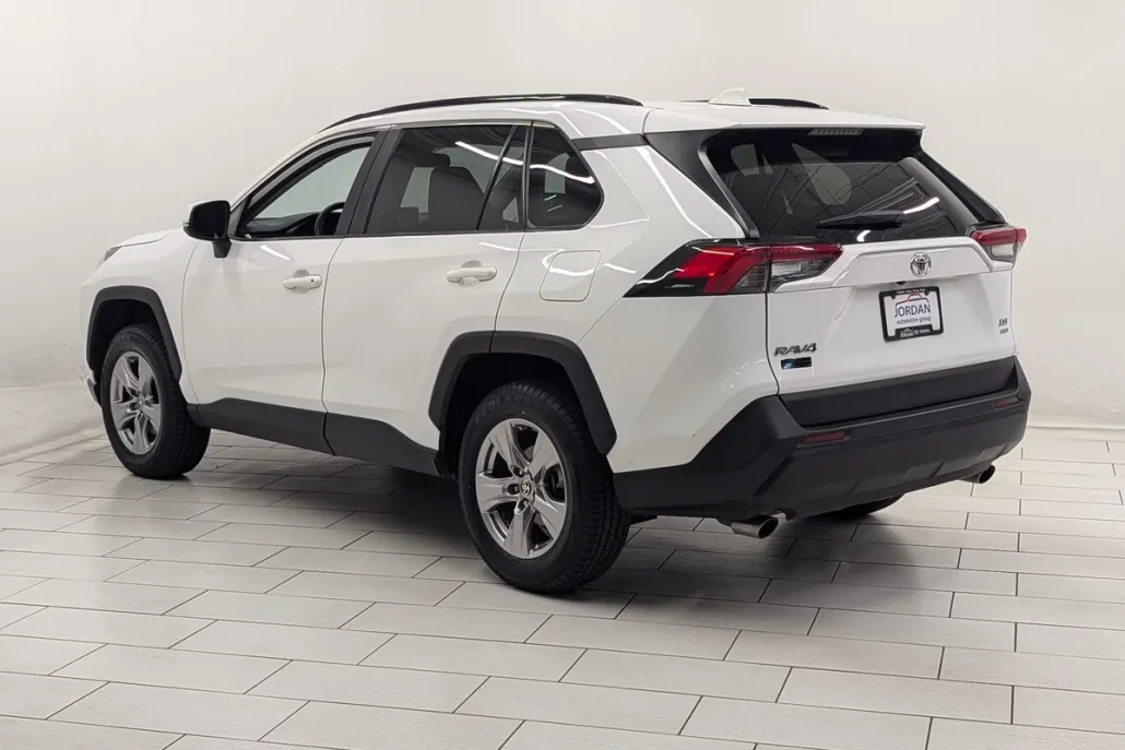 2023 Toyota RAV4 XLE photo 1