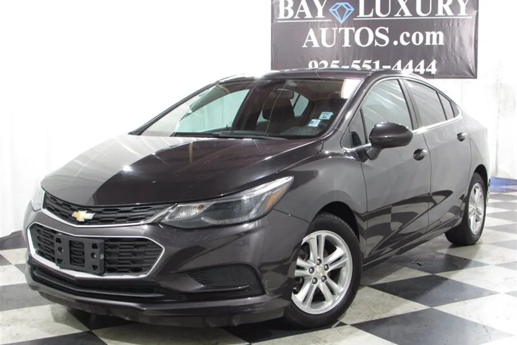 2017 Chevrolet Cruze LT photo 1