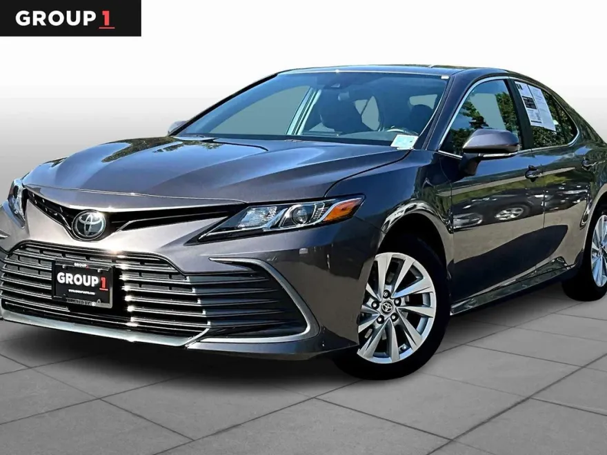 2023 Toyota Camry LE photo 1