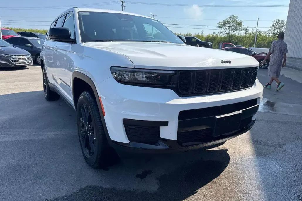2024 Jeep Grand Cherokee Laredo photo 1