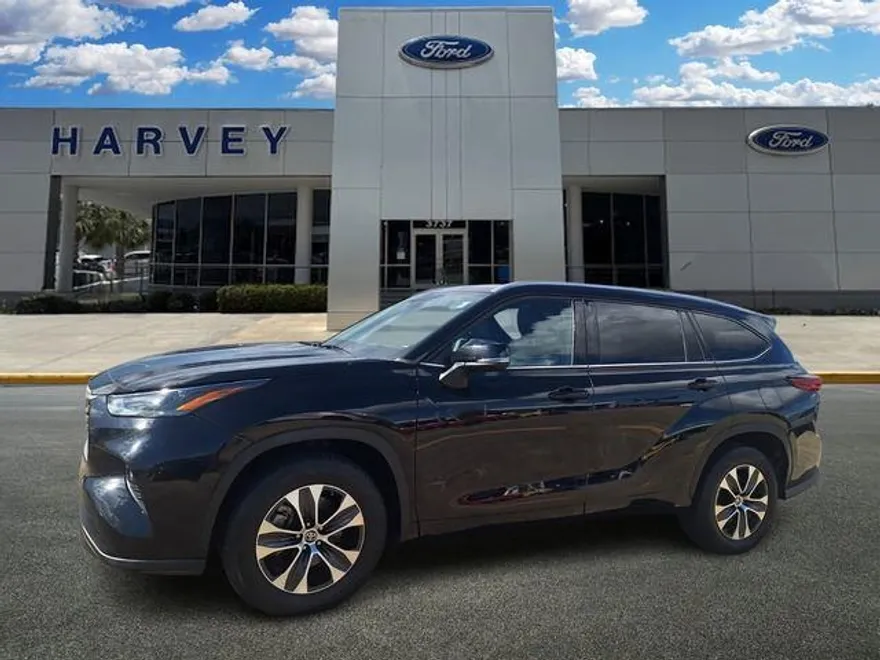 2022 Toyota Highlander XLE photo 1