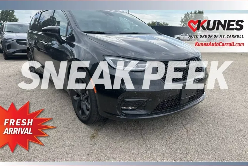 2023 Chrysler Pacifica Touring L photo 1