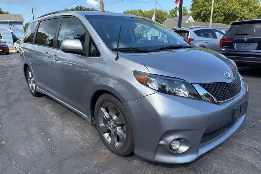 2014 Toyota Sienna photo 1