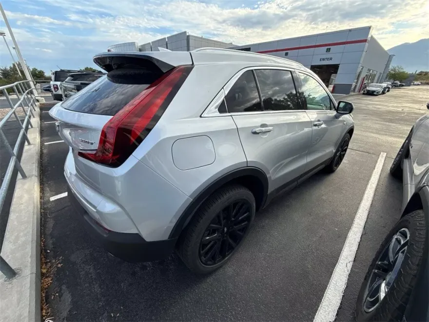2022 Cadillac XT4 Luxury photo 1