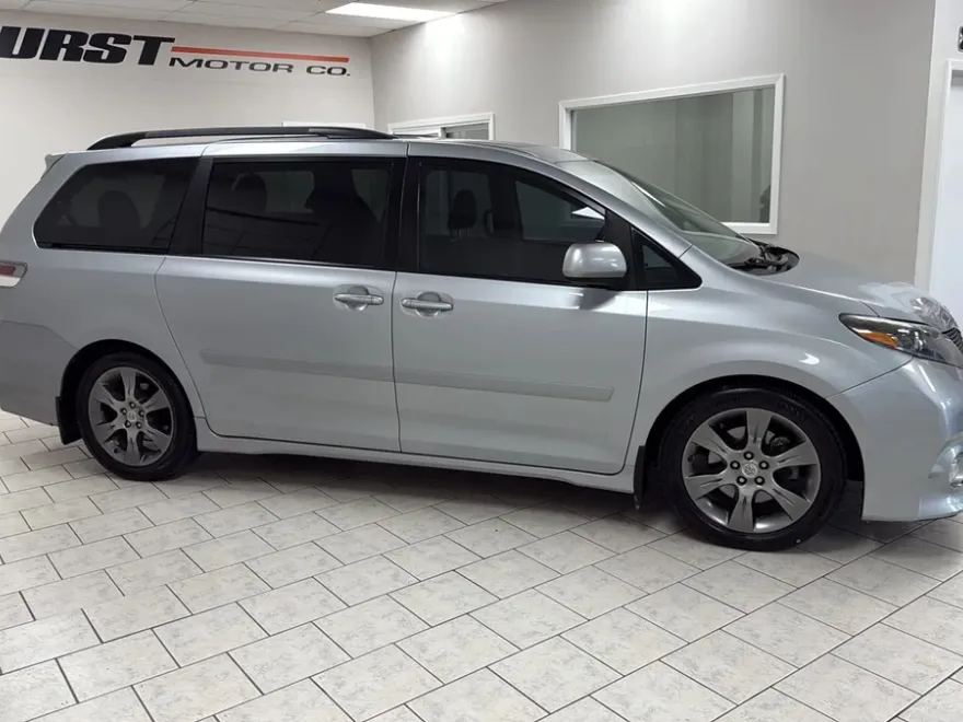 2015 Toyota Sienna SE Premium photo 1