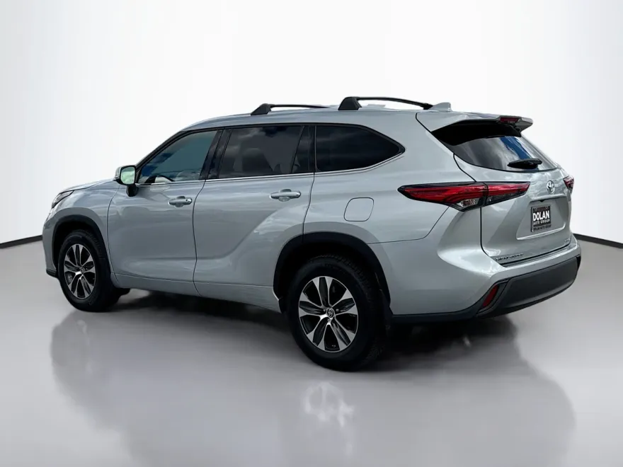 2021 Toyota Highlander XLE photo 1