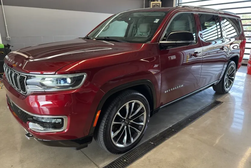 2024 Jeep Wagoneer L Series III photo 1
