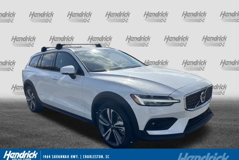 2025 Volvo V60 Cross Country B5 Plus photo 1