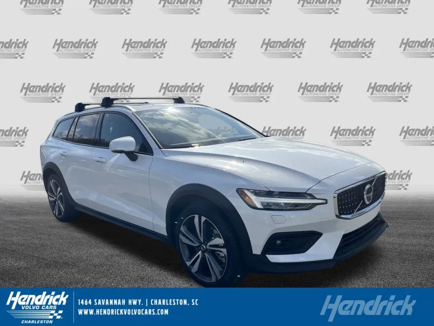 2025 Volvo V60 Cross Country B5 Plus photo 1