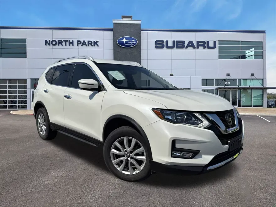 2018 Nissan Rogue SV photo 1