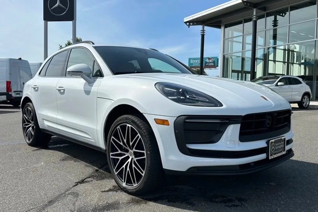 2024 Porsche Macan T photo 1
