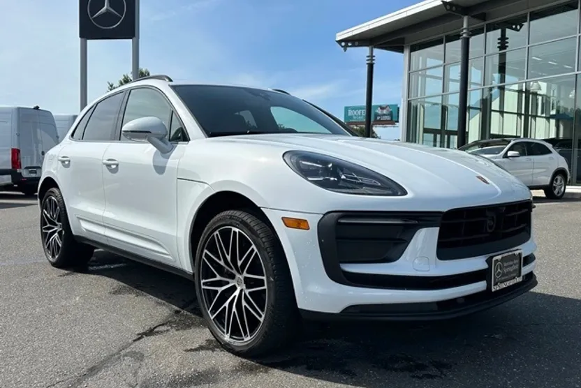 2024 Porsche Macan T photo 1
