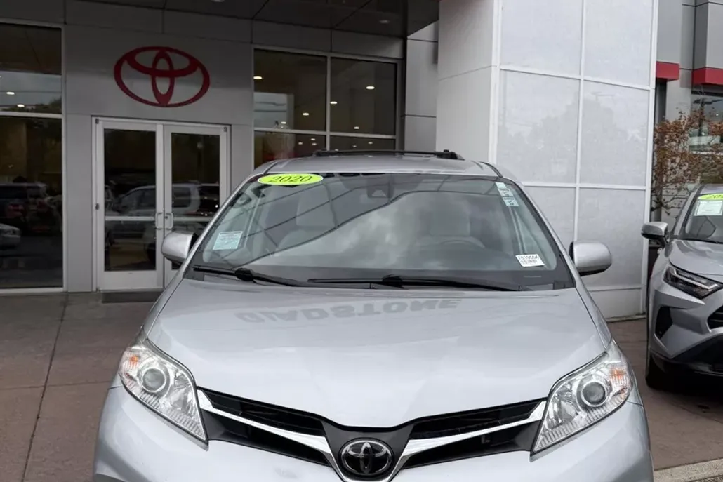 2020 Toyota Sienna LE photo 1