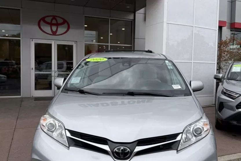 2020 Toyota Sienna LE photo 1
