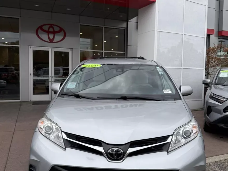 2020 Toyota Sienna LE photo 1
