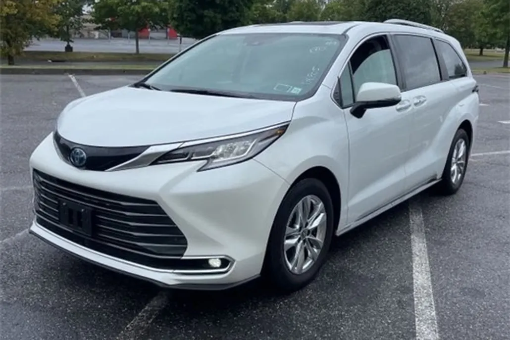 2022 Toyota Sienna Limited photo 1