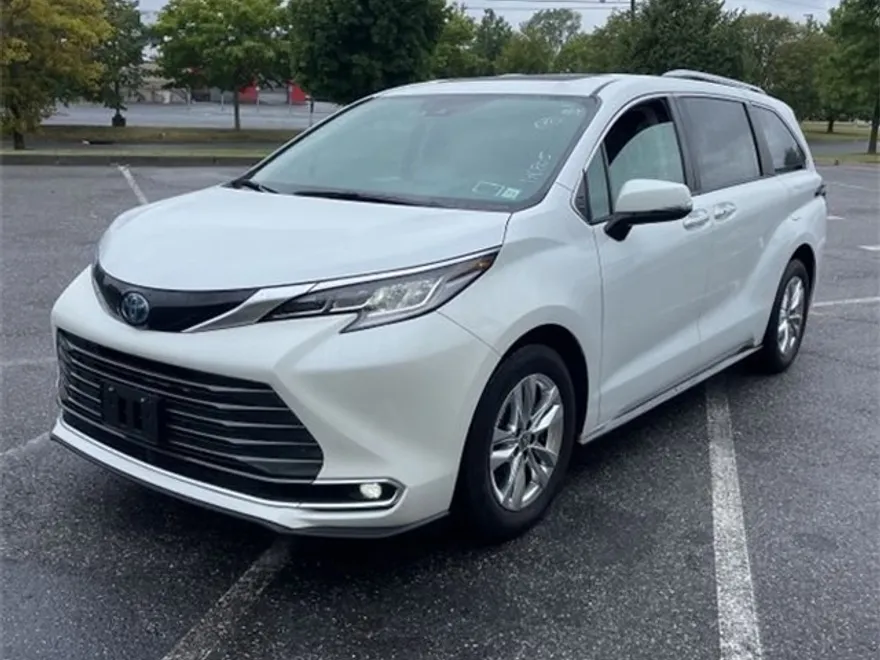 2022 Toyota Sienna Limited photo 1