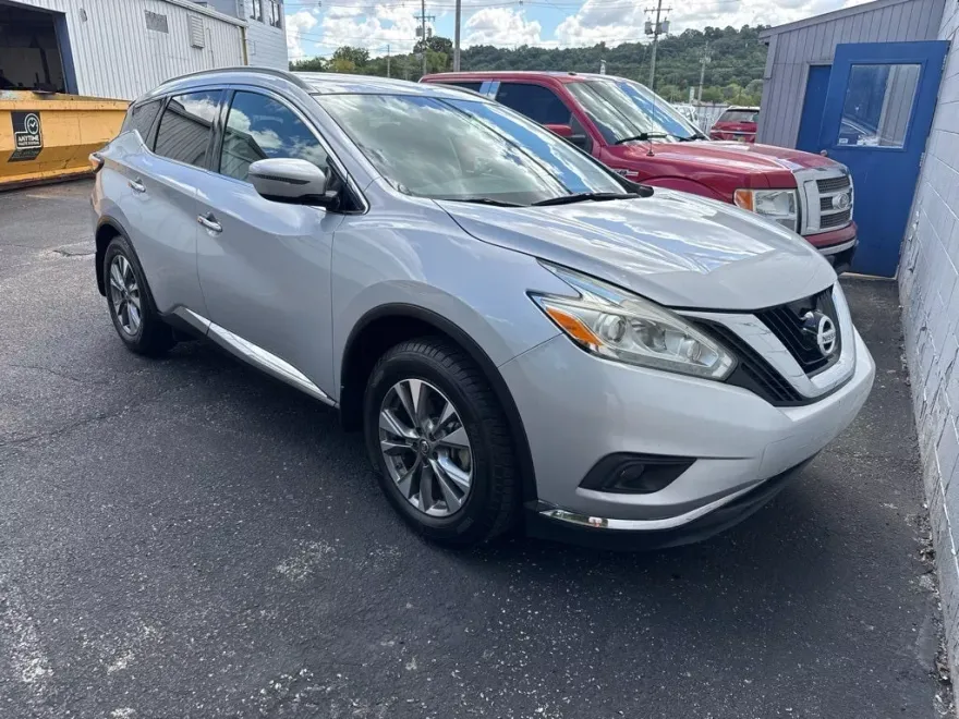 2016 Nissan Murano SV photo 1