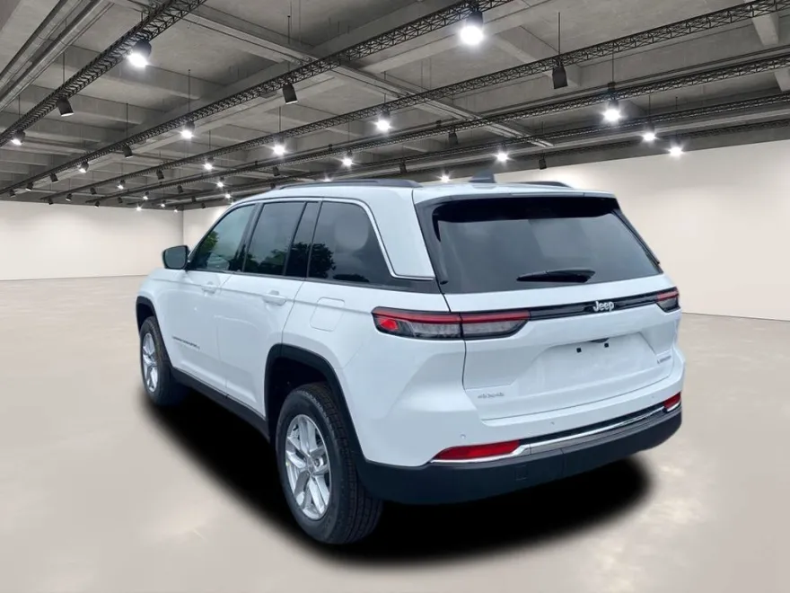 2025 Jeep Grand Cherokee Laredo photo 1