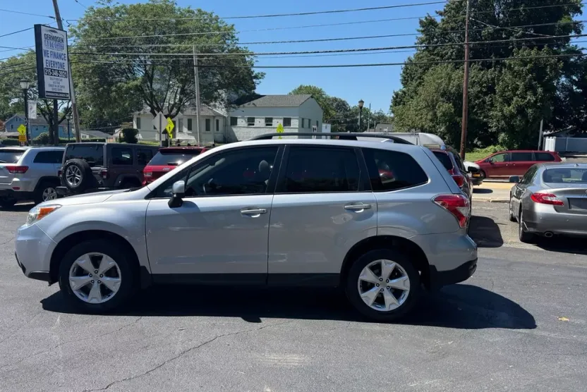 2016 Subaru Forester 2.5i Premium photo 1
