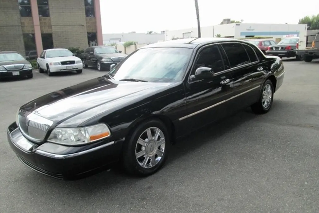 2010 Lincoln Town Car Executive photo 1