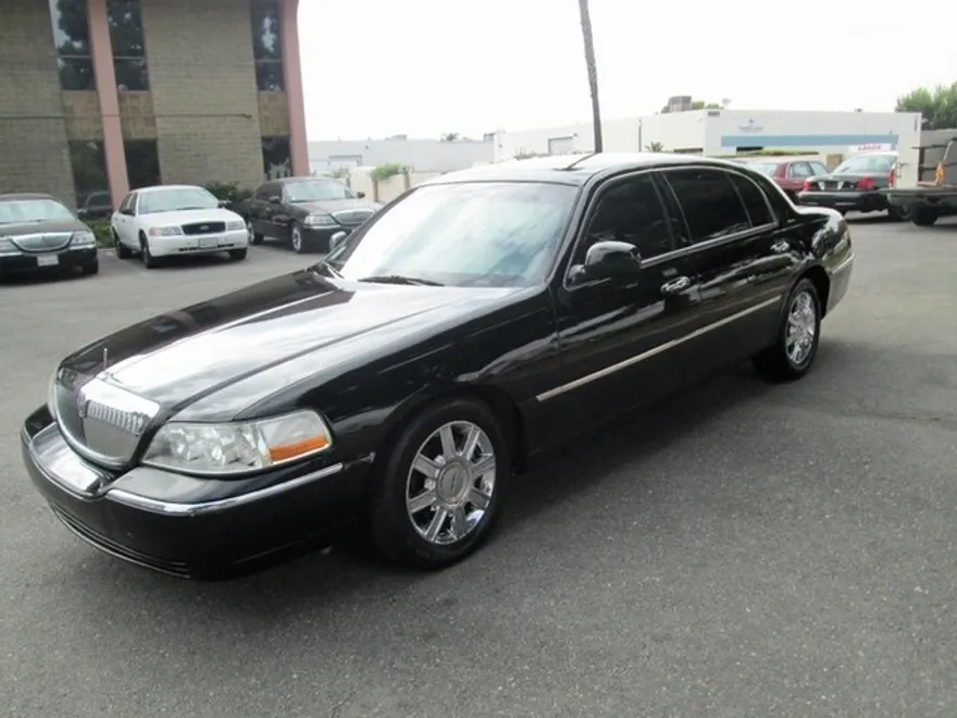 2010 Lincoln Town Car Executive photo 1