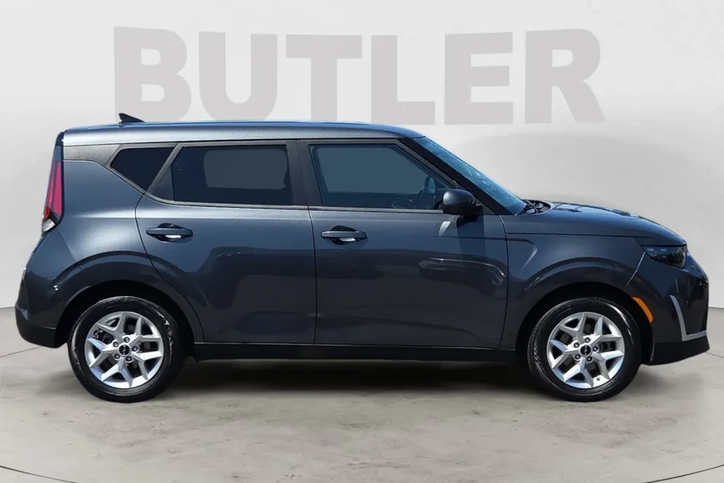 2023 Kia Soul LX photo 1