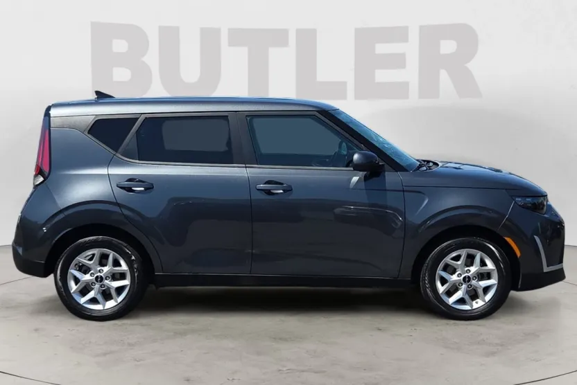 2023 Kia Soul LX photo 1