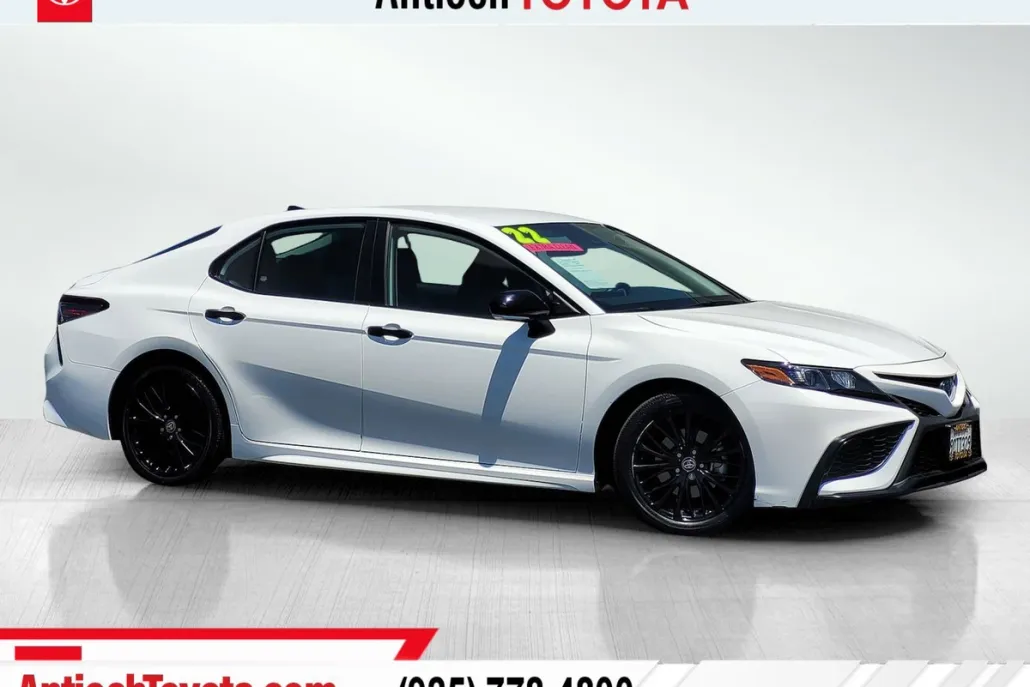 2022 Toyota Camry SE photo 1