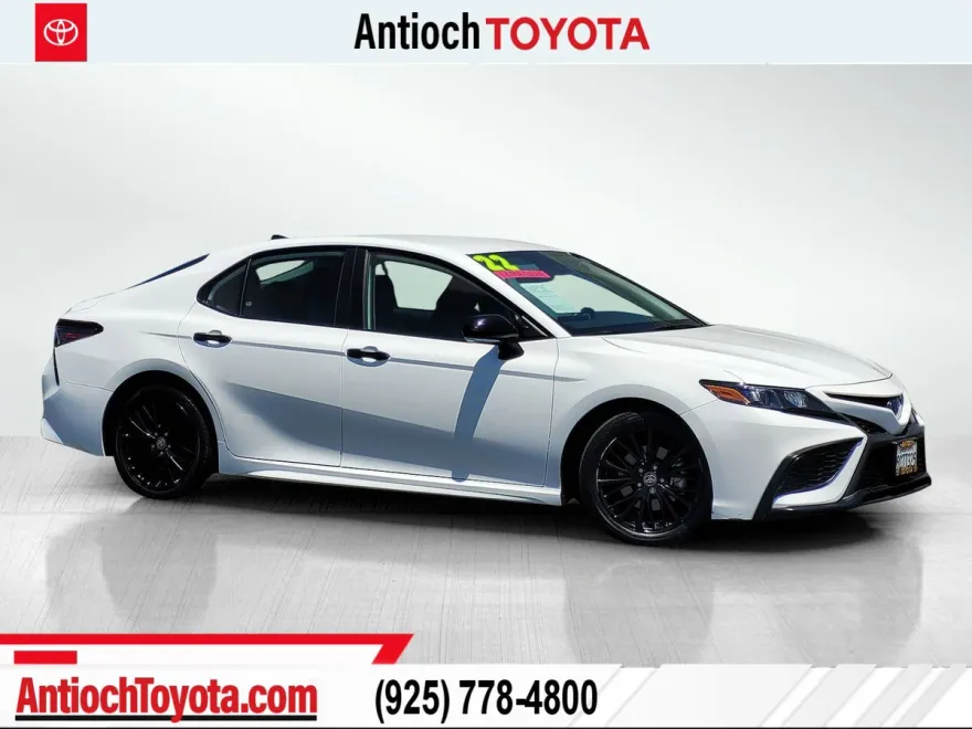 2022 Toyota Camry SE photo 1