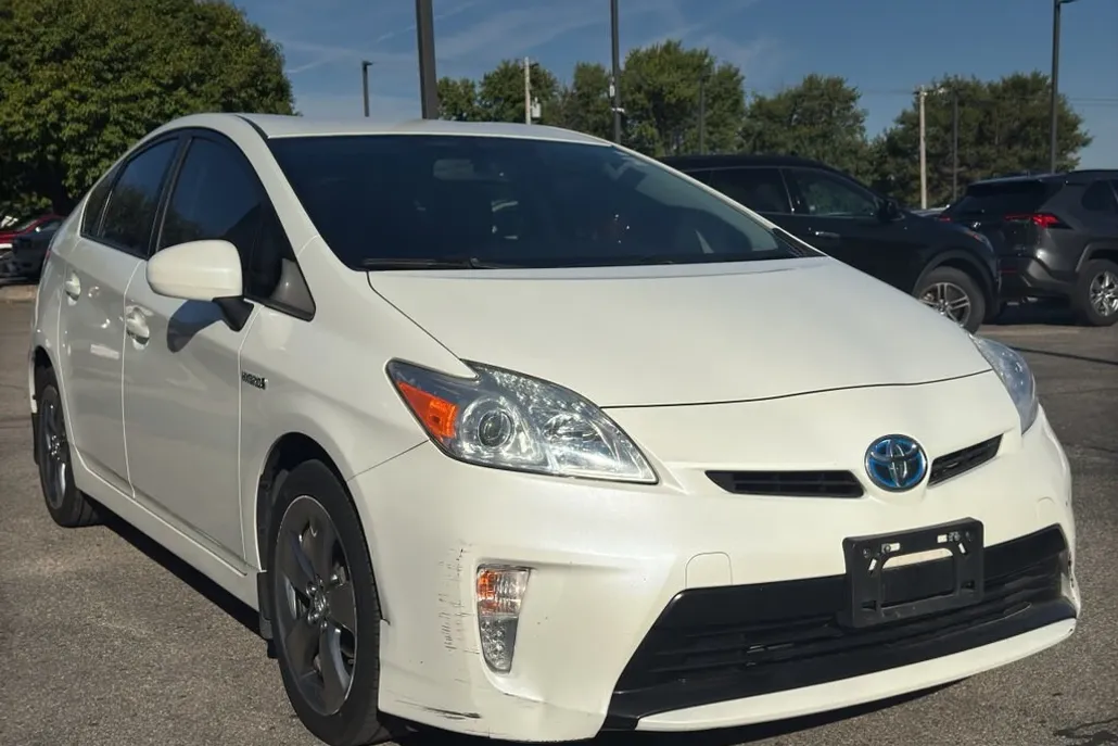 2013 Toyota Prius Three photo 1