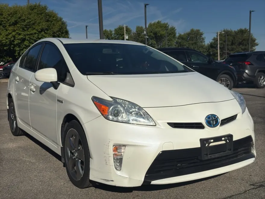 2013 Toyota Prius Three photo 1
