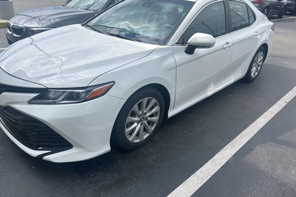 2018 Toyota Camry LE photo 1