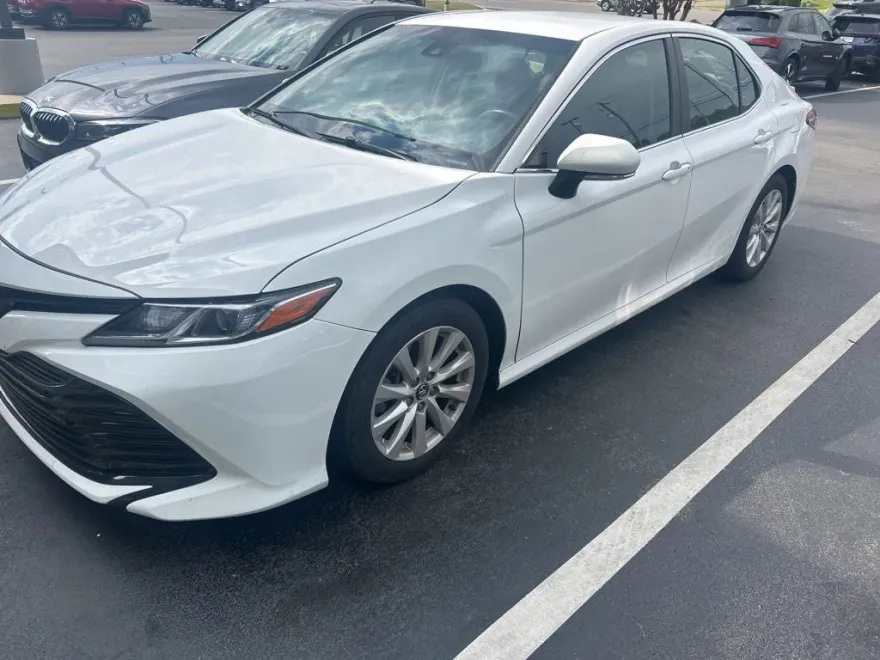 2018 Toyota Camry LE photo 1