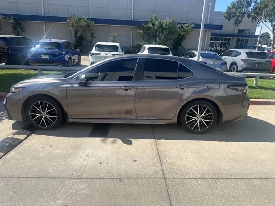 2024 Toyota Camry Hybrid SE photo 1