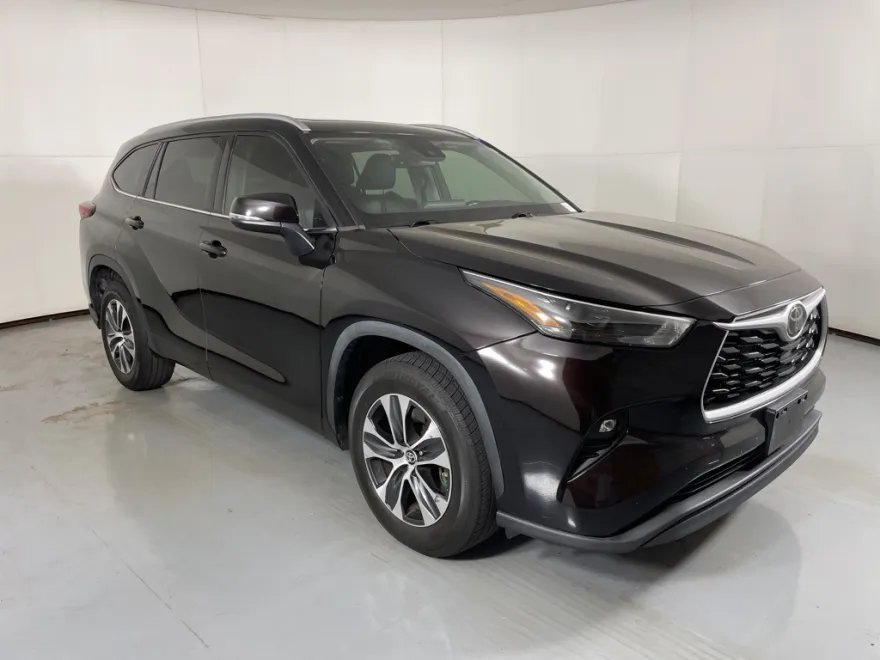 2022 Toyota Highlander XLE photo 1