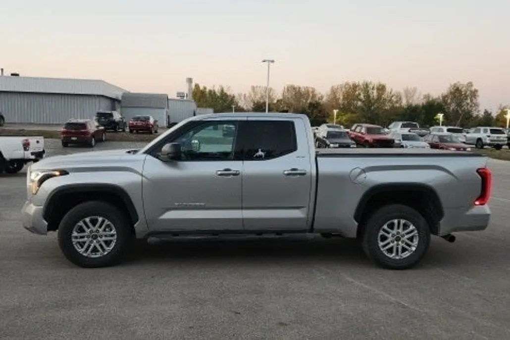 2022 Toyota Tundra SR5 photo 1