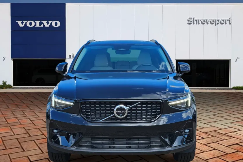 2025 Volvo XC40 AWD photo 1