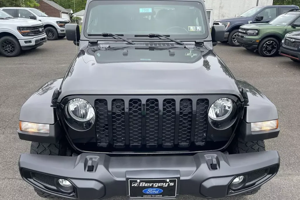 2021 Jeep Gladiator Willys Sport photo 1