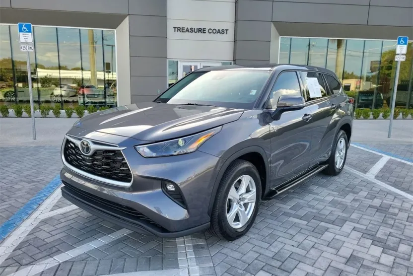 2022 Toyota Highlander LE photo 1