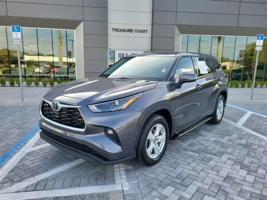 2022 Toyota Highlander LE photo 1