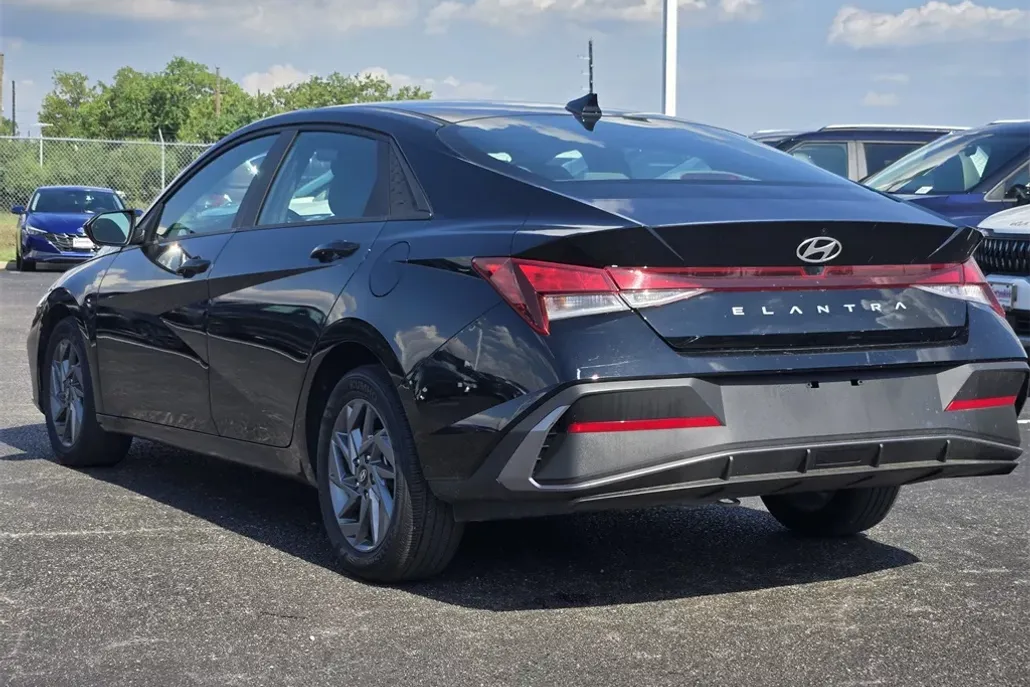 2024 Hyundai Elantra SEL photo 1