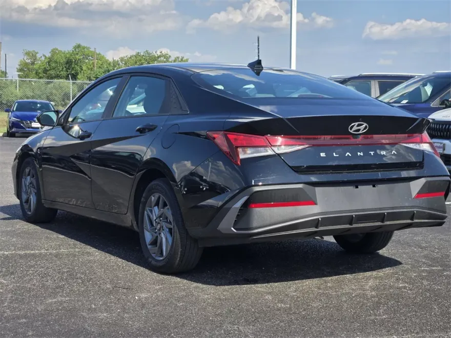 2024 Hyundai Elantra SEL photo 1